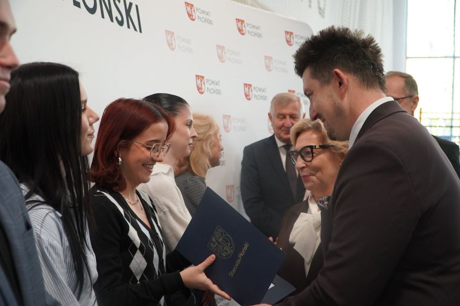 Stypendia starosty. Najlepsi uczniowie powiatowych szkół nagrodzeni